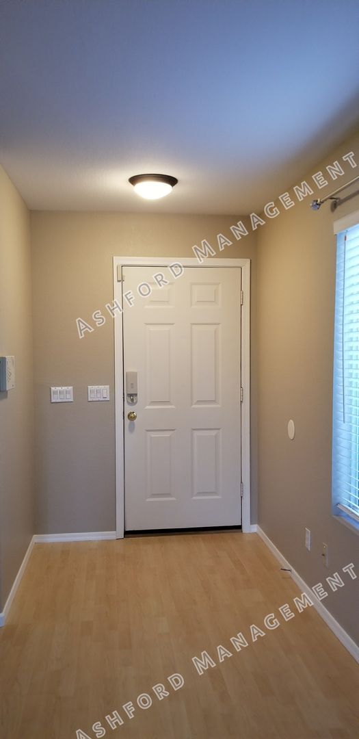 Foto del edificio - 3 BEDROOM WITH NO CARPET/LARGE YARD