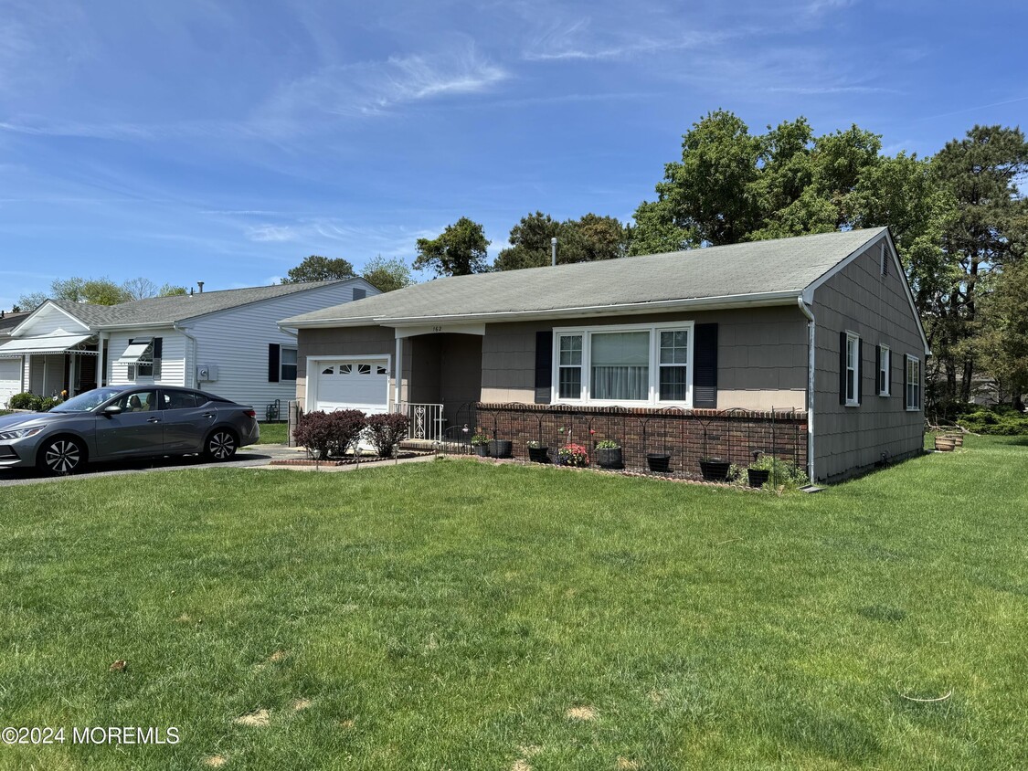 Primary Photo - 162 Northumberland Dr