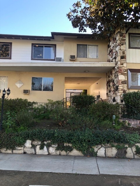entry - 15522 Moorpark St