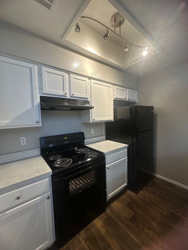 Building Photo - 2bed 2.5 bath Townhome