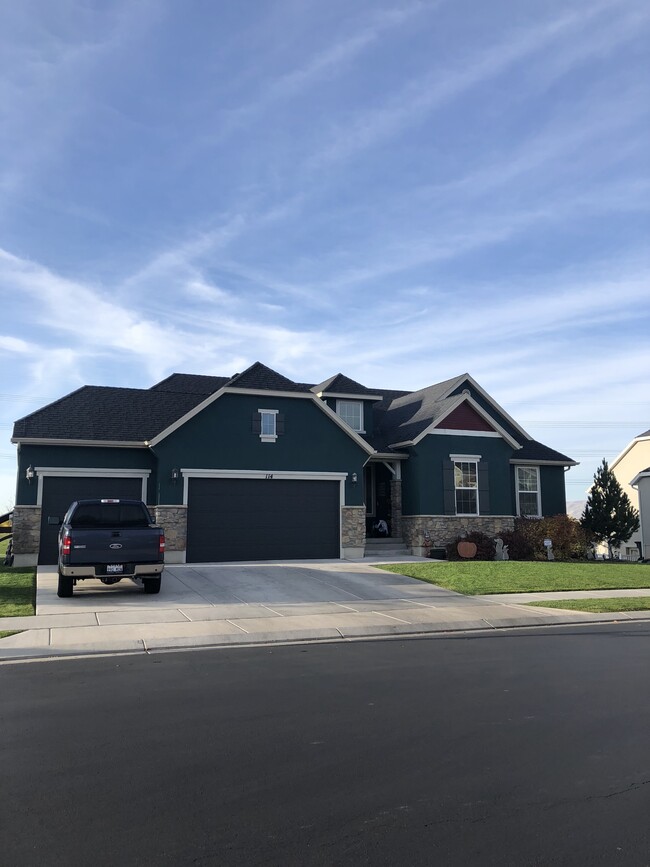 Building Photo - 114 E Lake View Dr