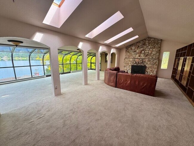 Foto del edificio - WATERFRONT Gravelly Lake Large 4 Bedroom Home in Lakewood!