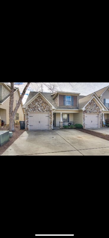 Foto principal - 225 Mossy Bank Dr