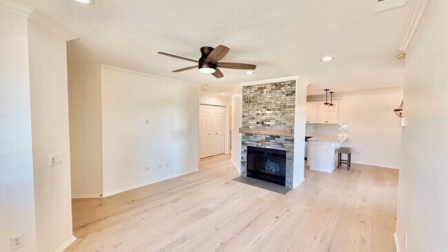 Foto del edificio - Beautifully Remodeled and Updated Upstairs Condo Unit in the Private & Gated Vista Way Village Co...