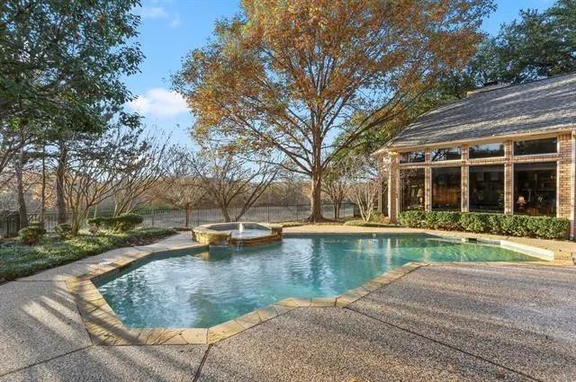 Foto del edificio - 5327 Willow Wood Ln
