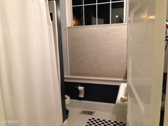 Building Photo - 608 Seminole Ave NE