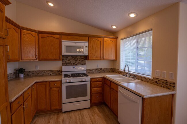 Building Photo - One Level Ranch Home - Three Bedrooms - Wa...