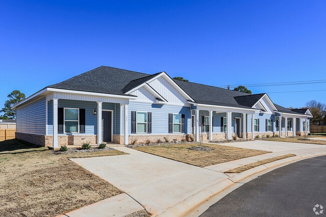 Bienvenido a su nuevo hogar en estas encantadoras villas azules, donde la comodidad moderna se combina con el estilo clásico. - Woodford Ridge Townhomes