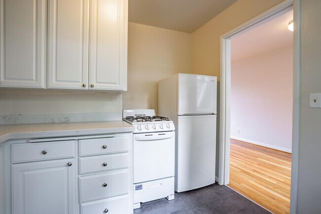 Building Photo - Boylston Court - 1 bedroom