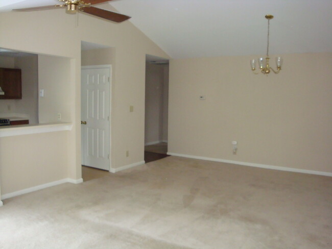 Foto del edificio - Inviting 2 bedroom, 2 bath upstairs end un...