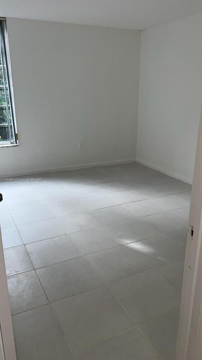Building Photo - 8860 Fontainebleau Blvd