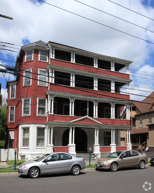 Building Photo - 109 Oak St