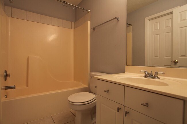 Foto del edificio - 1477 N Donahue Dr