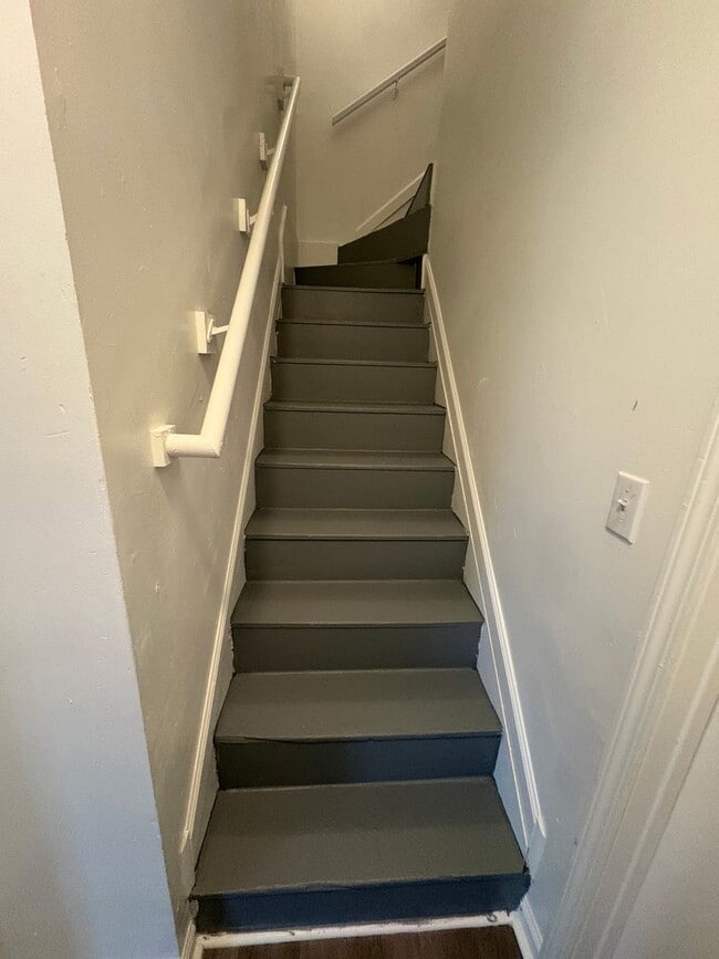 Building Photo - Stunning 5 Bedroom Home