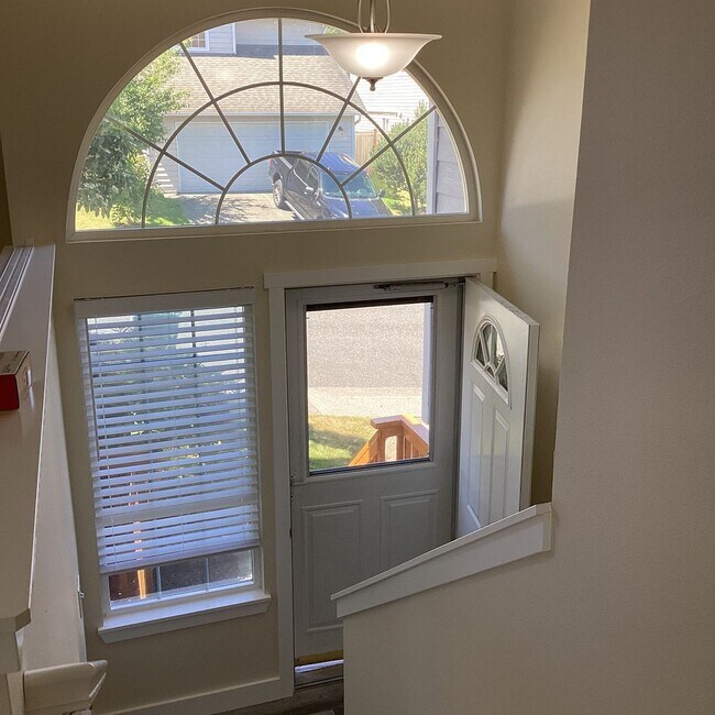 Building Photo - Updated 4 bedroom in The Desirable Merrill...