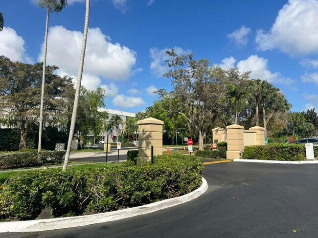 Foto del edificio - 800 NE 195th St