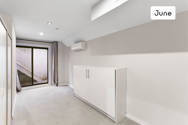 Foto del edificio - ROOM ONLY in 5-bed/2.5-bath Home