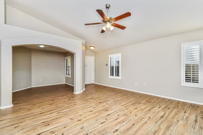 Foto del edificio - 624 W Calle MAROJO