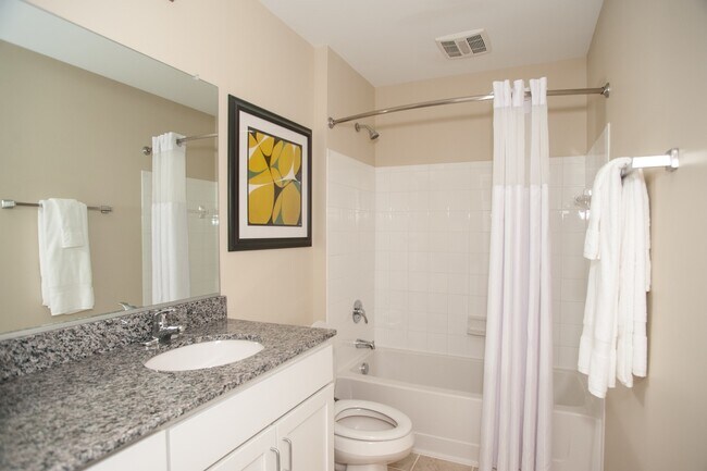 Foto del edificio - 2 Bedroom Townhouse at the Woodlands! Schedule a tour today! Only $500 deposit!