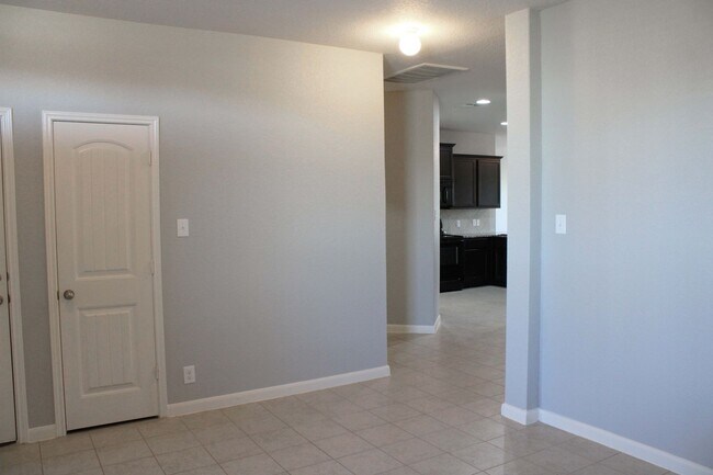 Building Photo - 4-BEDROOM IN SAENGERHALLE, COMAL ISD