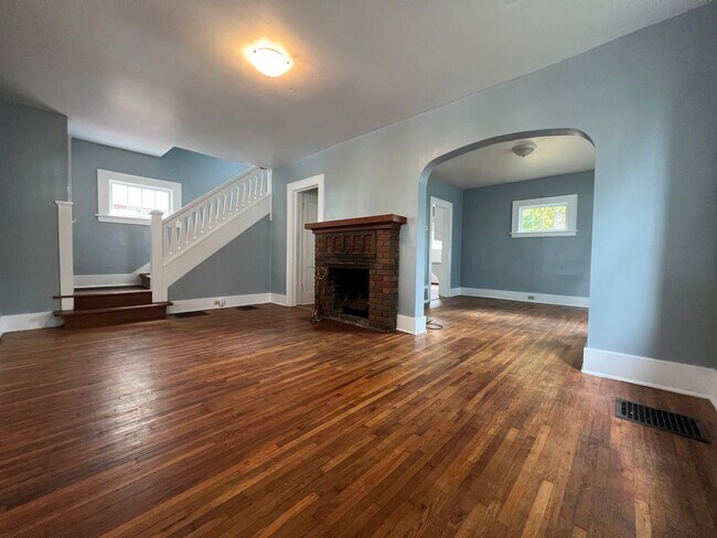 Building Photo - 3 br, 1 bath House - 1675 W 9th St