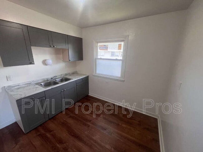 Building Photo - 5650 N 61st St