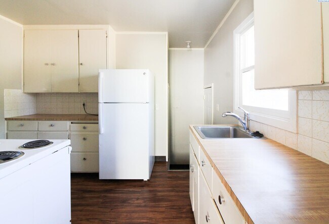 Building Photo - 3 Bed/1 Bath A-Duplex in Central Richland