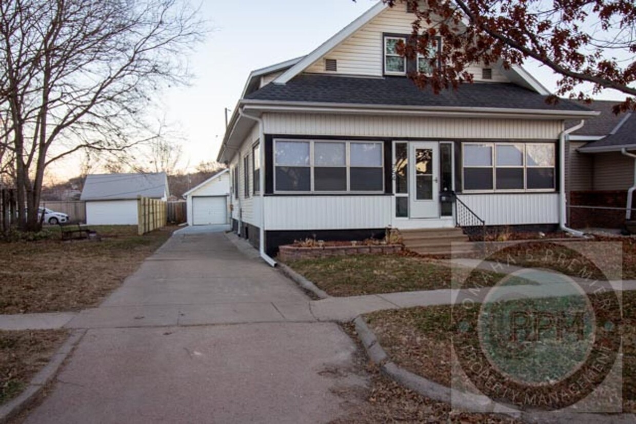 Primary Photo - Updated 4 Bed Home | Council Bluffs