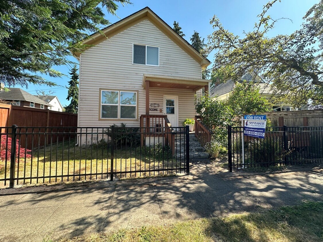 Foto principal - 3 Bedroom 2 Bath - City Compound - A Must ...