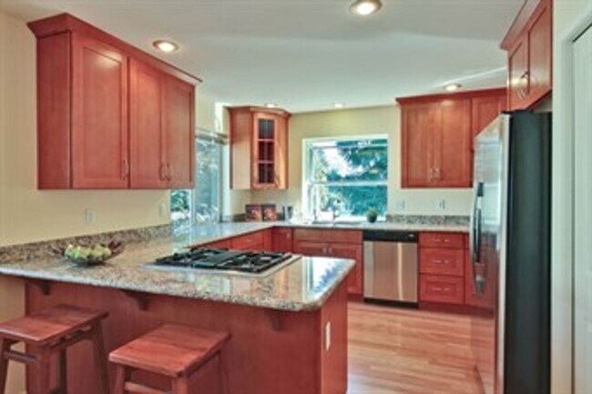 Foto del edificio - Spacious 4 bedroom 3 bath daylight rambler...