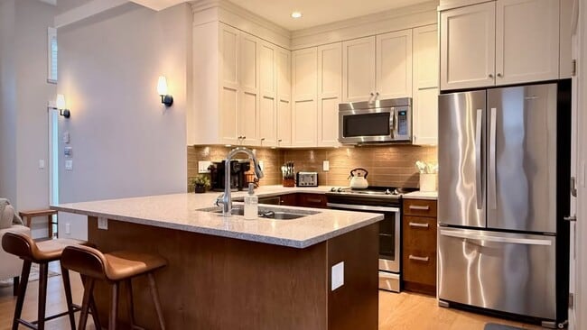 Building Photo - 2430 Henry Av