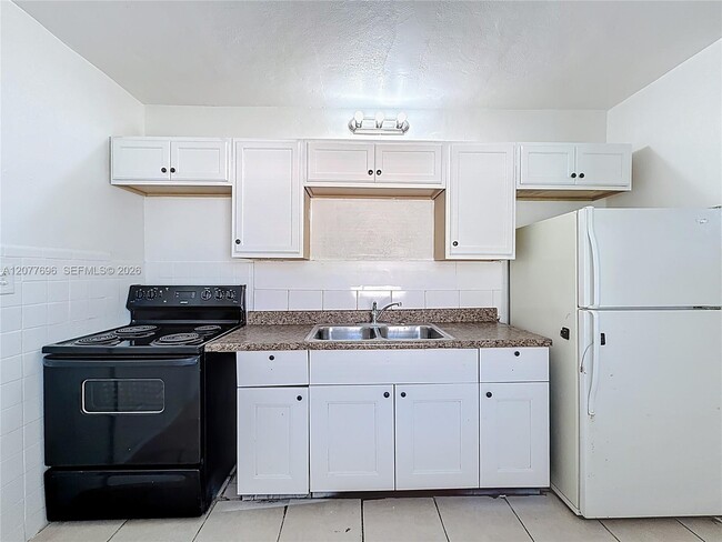 Foto del edificio - 2419 NW 6th Ct