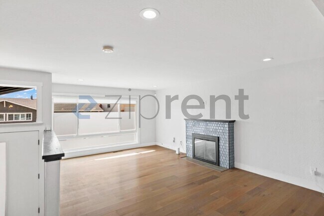 Building Photo - Unit