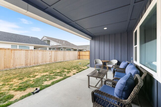 Foto del edificio - 3 Bed 2.5 Bath with double attached garage...