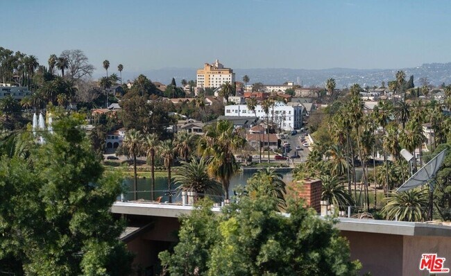 Foto del edificio - 1010 Crosby Ln