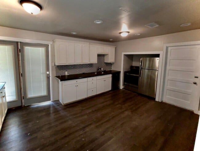 Foto del edificio - 2425 8th Ave