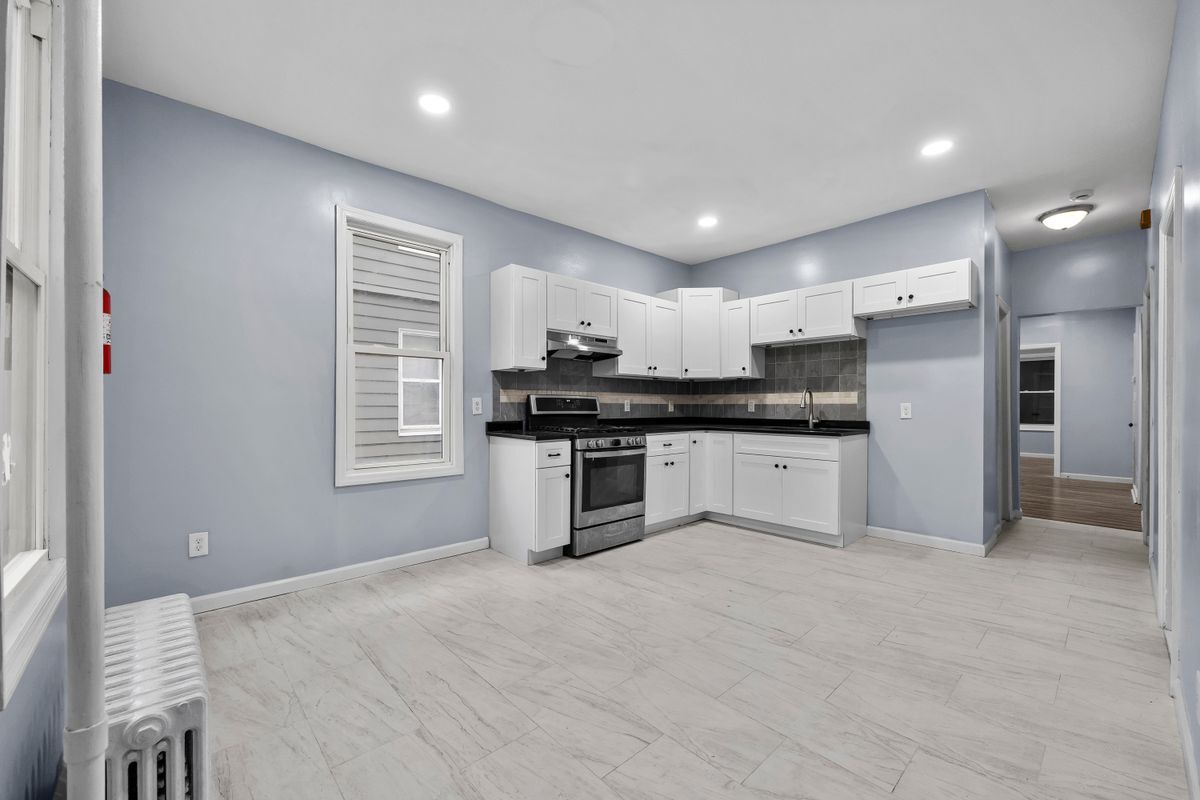 Foto principal - 145 E 31st St