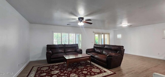 Foto del edificio - 260 N Scott Dr
