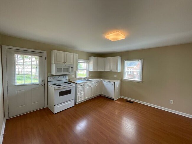 Building Photo - Great bungalow within walking distance of ...