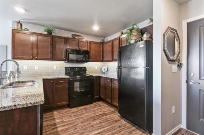 Building Photo - Arvada - 3 Bed - 2 Bath - 2 Stall Attached...