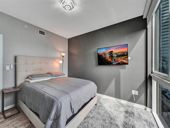 Foto del edificio - 600 NE 27th St