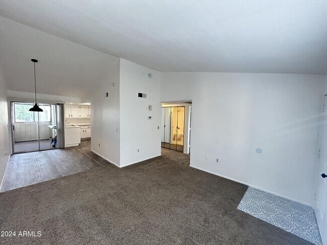 Building Photo - 2 bed at US 60 & Country Club!
