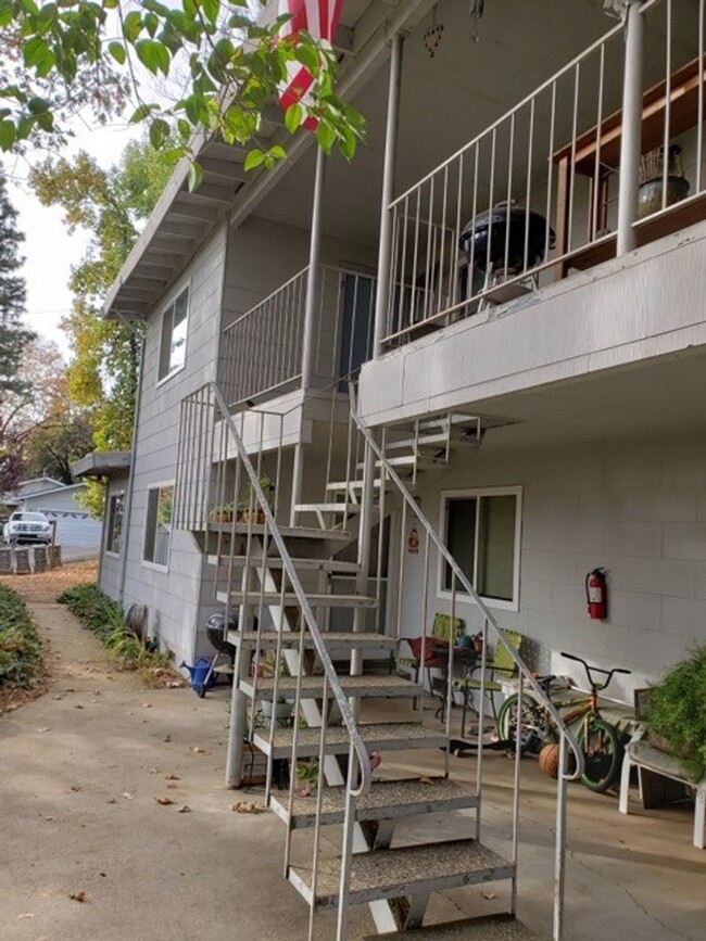 Building Photo - NICE QUAINT APARTMENT IN COLFAX!!