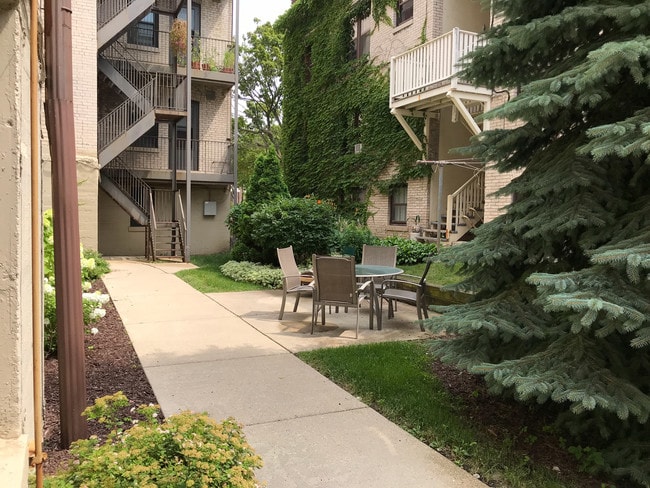 Community area with grill! - 2523-29 Webster