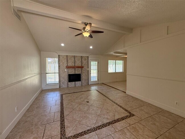 Building Photo - 8906 Pineridge Dr