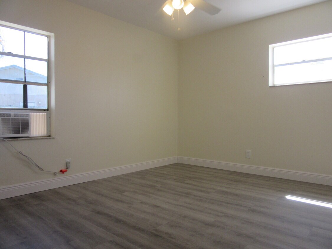 Foto principal - 8120 SW 10th St