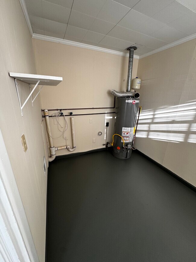 Building Photo - 1889 Clearwater Dr SE