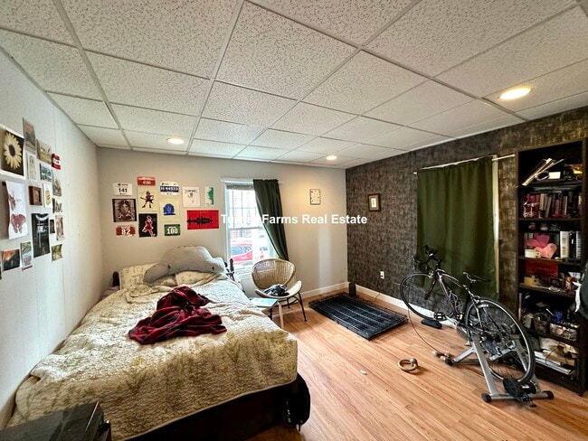 Building Photo - 102 Buttonwood St