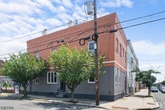 Building Photo - 655 4th Ave