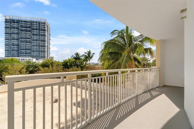 Building Photo - 1755 E Hallandale Beach Blvd